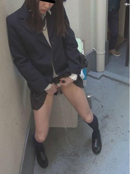 立ちション女子の背後に人影が！