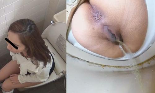 トイレに腰掛けプシューっとおもいきりおしっこするお姉さん