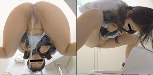 自分のおしっこ出るところに興味津々の女の子