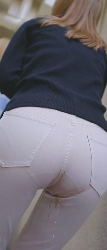 パンツの形がクッキリのお尻から溢れだすおしっこ
