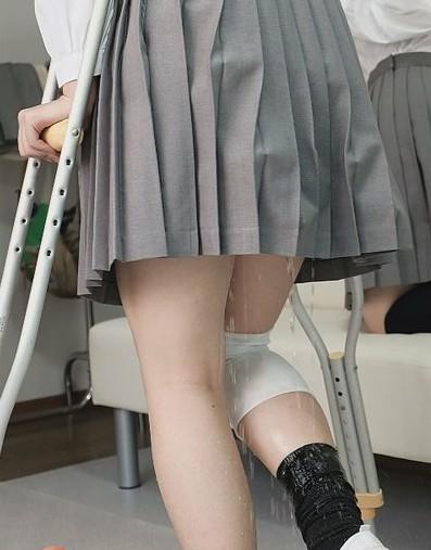 松葉杖のせいか、思うように動けずとうとうお漏らししてしまう