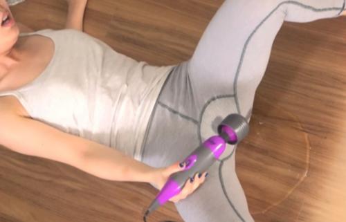 電マでの自慰行為に溺れる女性たちのエクスタシー！失禁KOするまでの潮吹きシーンを収録。