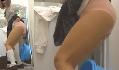妙にセクシーなポーズでおしっこお漏らし
