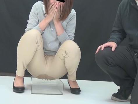 男に見られて、赤面しながらおもらしするお姉さん