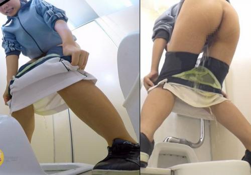 ズボンとパンツをおろす前にドバドバと溢れ出すおしっこ