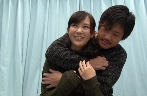 マジックミラー号！男性3人とラップ越しでキスなどのゲームで1人選び、2人っきりでSEX！「出会って即SEX」に至るまで！