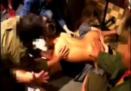 ヤバイ個人撮影！大学サークルで泥酔したJDが全裸にされ輪姦！犯され肉便器にされた哀れな女子大生の動画が流出！