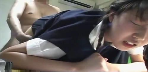 顔出しヤバイやつ！！中学生っぽい少女がレイプされる現場を盗撮！可愛いJCの処女膜を強姦同然破る鬼畜男の動画が流出！