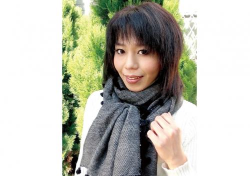 人妻ナンパ！部屋に連れ込みセンズリを見せたら興奮してチンポをしゃぶりだした!