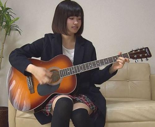 シンガーソングライターを目指すギター少女が、なぜかAV出演の募集に応募して中出しSEXまでしちゃう！