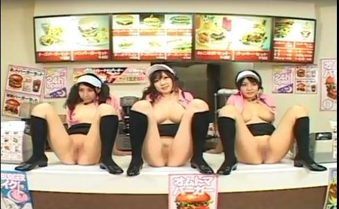 バーガーショップの女性店員たちが接客しているときに時間停止！無防備になった女性店員の体をお触り、ハメたい放題！