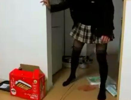 《個人撮影/生理/おしっこ/お漏らし》素人の美女が着衣のまま失禁！しかも生理中なので血がにじんでますｗｗｗ