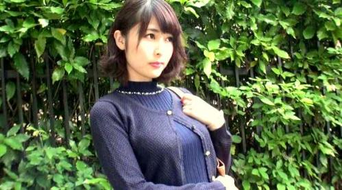 元看護師で透明感のある巨乳美人にコンドームに大量の精子を発射後、その精子を指に塗り付けマンコの中へ注ぎ込む！