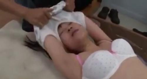 同じマンションに住む小さい女の子を部屋に連れ込み服を脱がしてハメまくる鬼畜男の記録動画！媚薬を塗り込んだチンポでイマラチオ！