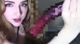 ブロンドヘアーの白人美女が馬の巨根ディルドを本気フェラ！やらしい音を立てデカチン張形をしゃぶりつく！！