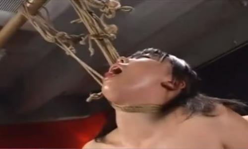 衝撃映像！縄で首を絞められて悶えるドM女！縛り上げられ緊縛スパンキングで調教！