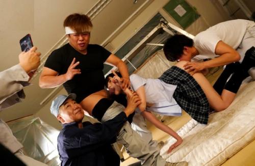 JKが無理やりスマホでハメ撮り「お願い…やめて…助けて…」必死に抵抗するも、DQNたちの汚い肉棒が口、マンコに強制挿入！