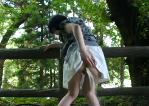 ヤバイ自撮り投稿！変態痴女の野外アナルオナニー！自ら浣腸し、アナル栓で悶絶自慰行為！最後は豪快に浣腸液放出！