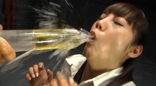 閲覧注意！野郎どもの小便を吐きながらも飲尿！その後、イマラチオでゲロ吐き！