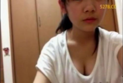 顔出しヤバイやつ！幼いロリ少女（中学生？）がライブ配信で巨乳の谷間が…カワイイ美少女の無防備な映像が拡散！