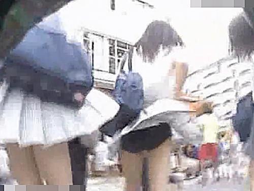 ☆パンチラ盗撮｜ハプニング☆『わっ、きゃぁ～！』道を歩く制服JK娘を襲う換気口からのスカートめくり風！？偶然ナンですョ