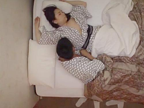 親戚の叔母さん 豊満おばさんと2人きりでホテルに宿泊するコトになる若者 一緒のベッドで寝るなんて 我慢できないョ エロリアン