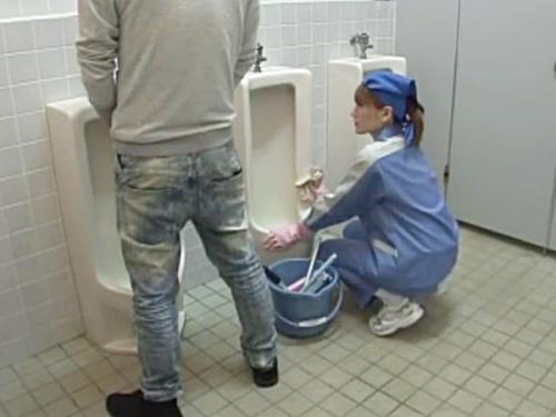 ◆ラッキーハプニング・公衆トイレ｜働く痴女・性処理◆公衆便所の女性清掃員！！おしっこする男性のチンポが気になりますが…