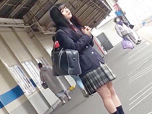 ◆恥辱・電車痴漢｜泣き・お漏らし・制服JK娘◆車内でこっそりエロいたずらされる可愛い少女！？涙と鼻水顔で我慢シますが..