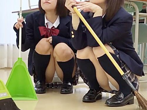 教室　パンチラ ☆パンチラ☆教室で床拭きする男子学生ですが。。クラスメートである3人の制服JK娘たちが無防備すぎて集中できないョ.. - エロリアン