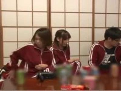 [おっぱい.エロ動画]『ダメ～声聞こえちゃう～…』修学旅行中に綺麗なJKと乱交H！体型最高な美女