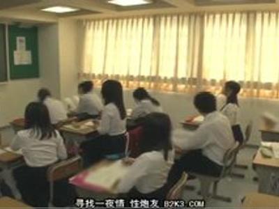 『あれ…私の下着がない…』体育の後にノー下着で勉強を受けるデカ乳の若者！何回でも抜ける美女