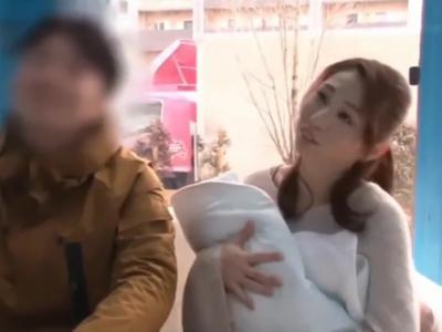 [見えてないよね??.デカチン]デカチンで悩む男性にスマタご奉仕する素人奥様が興奮してゴム無しチンポ受け入れちゃった！おかずにしたい18禁動画