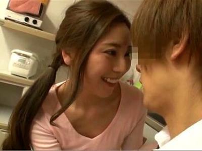 [ミニスカ.主婦]『旦那、今いないの♡』ノーブラニットの人妻が近所の青年を誘惑して寝取り！おすすめの性処理動画