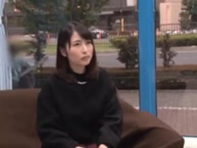 [見えてないよね??.人妻]『やめてっ気持ちいいぃ♡』おっぱいマッサージで興奮させた人妻を寝取りH！何度でも見たくなるエロ動画