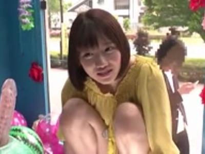[エロ動画.スレンダー]【外見える!?】ラブラブなアベックの彼女に大人のマシンを使うとノースキンで挿入できた！抜け確定