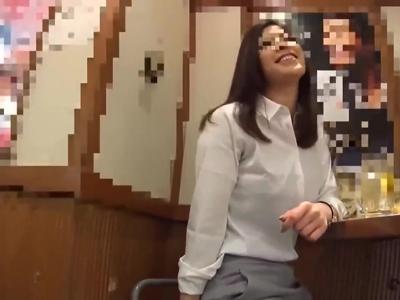 [ナンパ.素人]『酔っ払っちゃった♡』居酒屋で見つけたほろ酔いな女の子をナンパ！フォルムがいい感じの女の子