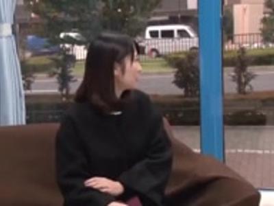 [見えてないよね??.人妻]『ダメっ気持ちいいぃ♡』おっぱいマッサージで発情させた人妻を寝取りH！何度でも見たくなるエロ動画