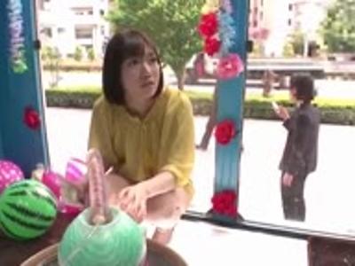 [エロ動画.スレンダー]【外見える!?】ラブラブなアベックの彼女にアダルトマシンを使うと避妊なしで挿入できた！抜け確定