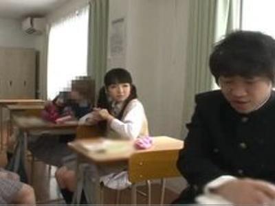 [学生.美少女]『人来ちゃうよ～♡』校内で同級生とHする激カワな高校生！発射どころ豊富なR18映像