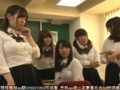 [美乳.制服]『あれ…私の下着がない…』体育の後にノー下着で勉強を受けるおっぱい大きな高校生！体型最高な美女