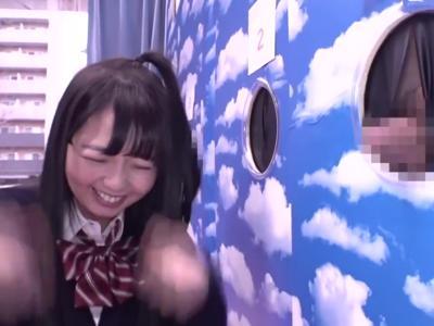 [外見える!?.JK]「これかなぁ？」初々しいJKカップルがスケベゲームで彼氏の目の前で…！男性におすすめのエロ映像