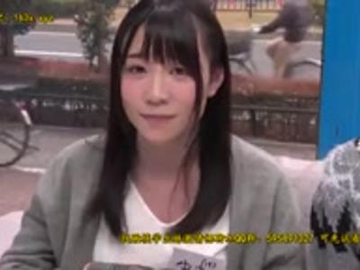 [外見える!?.即ハメ]「待ってください」質問に回答中のJDの隙を見ていきなりちんぽ即挿入！発情しちゃうAV