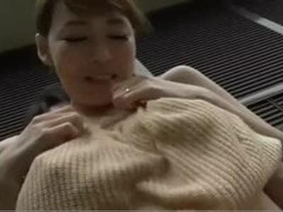[婦人.主婦]『チクポチビンビン』ブラ無しニットの婦人の部屋に上がり込み寝取り！ギンギン確定