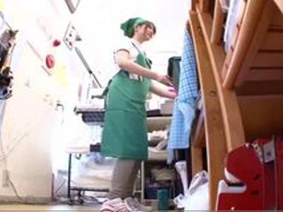 『仕事中なのに…』パートの人妻にチンポ露出してセンズリ見せつけ寝取り！興奮必須の体