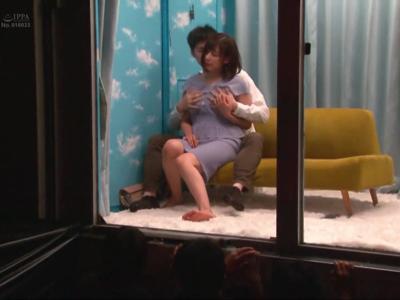 [外見える!?.企画]見られているとも知らずに激しくＨしちゃう清楚な女の子！勃起しちゃうよ