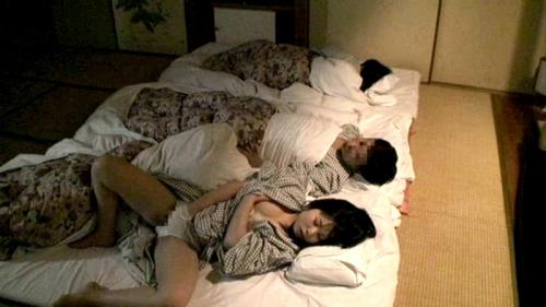 ＊JK＊近親相姦＊痴漢　眠っている父親の無骨な指でこっそり自慰をする女の子。ギリギリのスリルとデコボコした太い指の虜になったスケベな女子は、いけないことだと思いながらも止められない！【私の初めてはお父さんの手。一度寝るとなかなか起きない父親。そのゴツゴツした指を使ったオナニーが癖になってしまった私は、今日も父親が寝ているのをいいことに父指オナニー。】