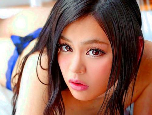 «汗だくSEX»感度が良すぎるせいか、可愛らしい乳首をイジられ、吸いつかれただけでも全身が反応しているのがわかるほど。