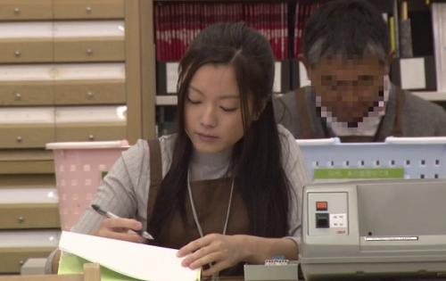＊痴漢＊サイレントレイプ＊羞恥・辱め　　図書館で声も出せないまま感じさせられるJKや勤務中の司書！窓ガラスにおっぱい押し付け、ノーパン＆ノーブラ羞恥歩行！　【図書館で声も出せず糸引くほど愛液が溢れ出す敏感娘15】