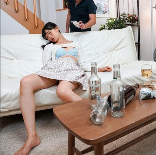 黒川すみれ＜泥酔兄嫁NTR＞兄嫁はお酒が大好きで飲んでは死んだようにソファーで寝込む。酔っ払って寝込んでしまうのを密かに楽しみにしていた。