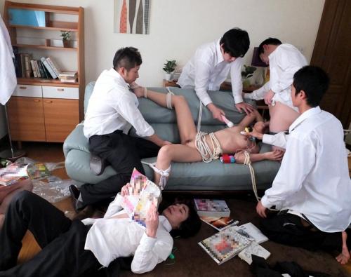 ＜女教師監禁レ×プ＞生徒たちに自宅を占拠され陵辱の限りを尽くされた女教師は、絶頂を繰り返す人形となっていく！